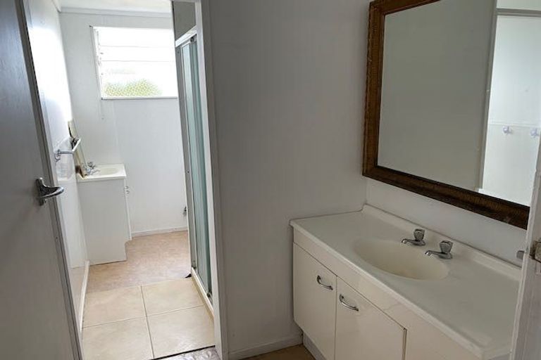 Photo of property in 24 Tiri Tiri Road, Birkdale, Auckland, 0626