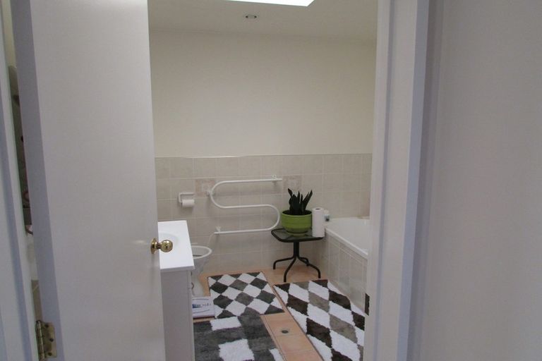 Photo of property in 6/14 Fields Parade, Oteha, Auckland, 0632