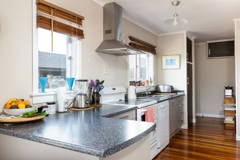 Photo of property in 6 Rarawa Place, Vogeltown, New Plymouth, 4310