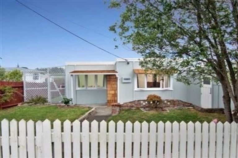 Photo of property in 1/55 Awaroa Road, Sunnyvale, Auckland, 0612