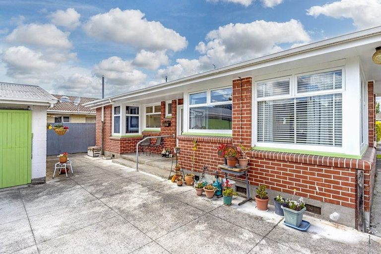 Photo of property in 35 Daniels Road, Redwood, Christchurch, 8051