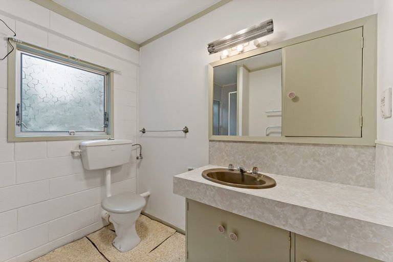 Photo of property in 40 Montgomery Avenue, Rothesay Bay, Auckland, 0630