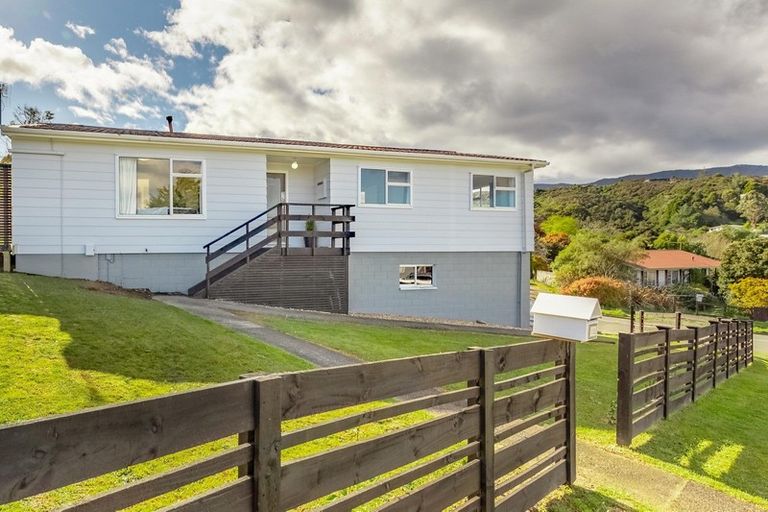 Photo of property in 118 Norana Road, Timberlea, Upper Hutt, 5018