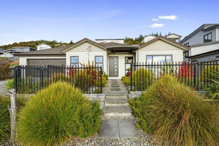 Photo of property in 13 Madeira Close, Whitby, Porirua, 5024