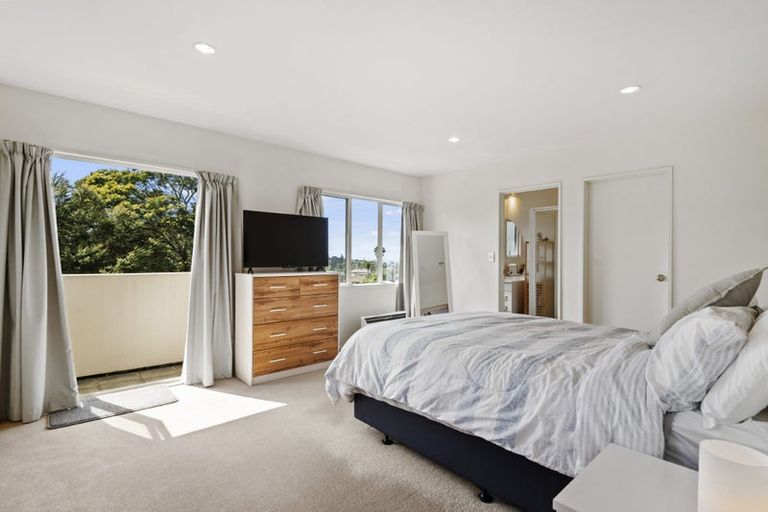 Photo of property in 8 Greenleaf Way, Northcross, Auckland, 0630