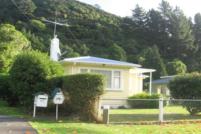 Photo of property in 118 Hine Road, Wainuiomata, Lower Hutt, 5014