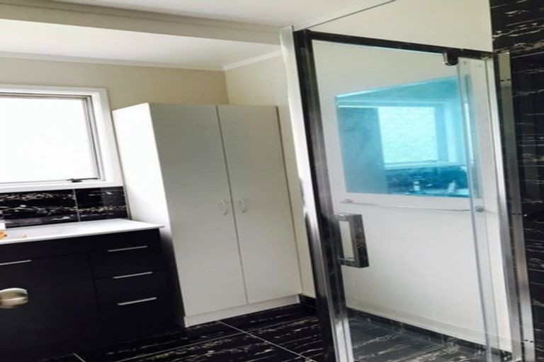 Photo of property in 43 Cedar Heights Avenue, Massey, Auckland, 0614