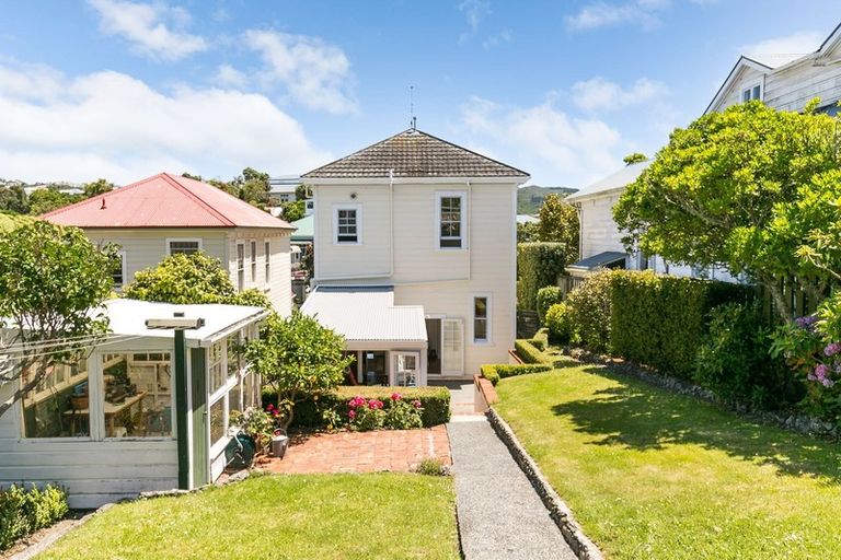 Photo of property in 33 Grove Road, Kelburn, Wellington, 6012