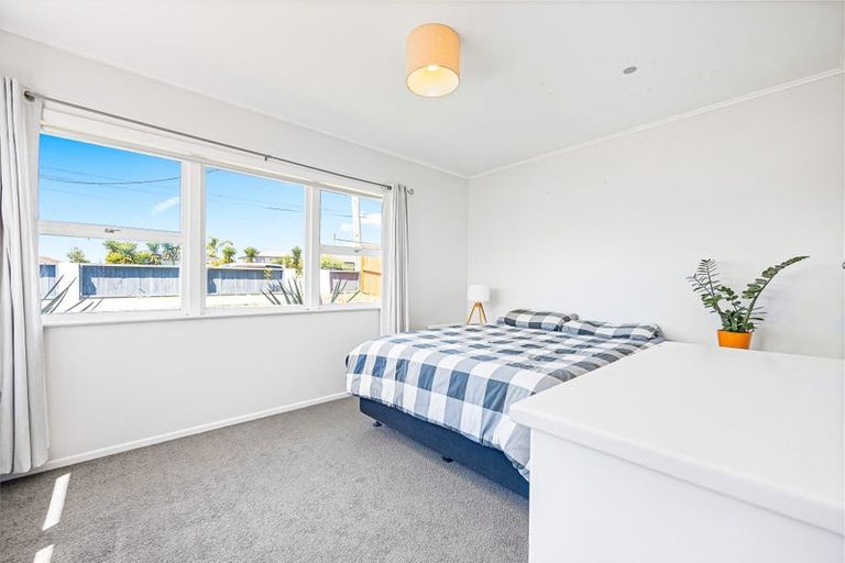 Photo of property in 38 Woodside Road, Massey, Auckland, 0614
