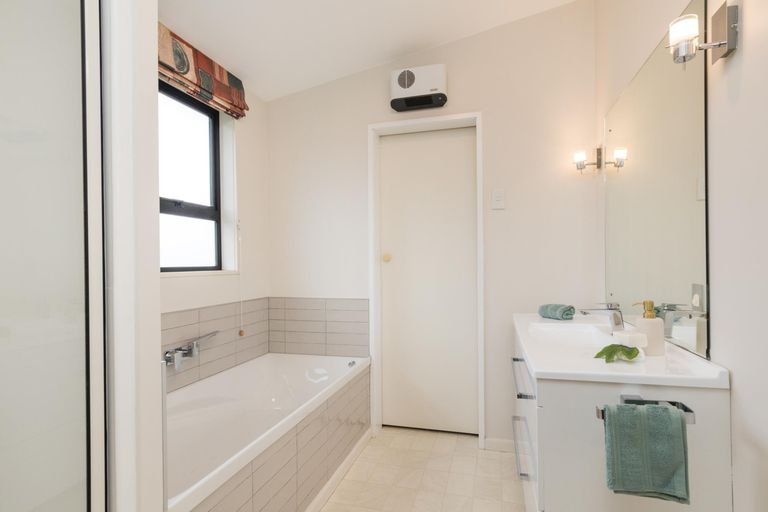 Photo of property in 15 Phoenix Avenue, Hokowhitu, Palmerston North, 4410