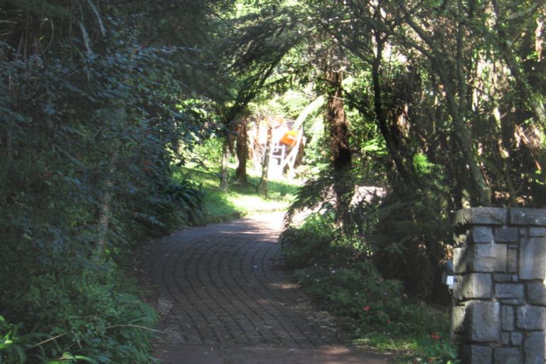 Photo of property in 11 Kopiko Road, Titirangi, Auckland, 0604