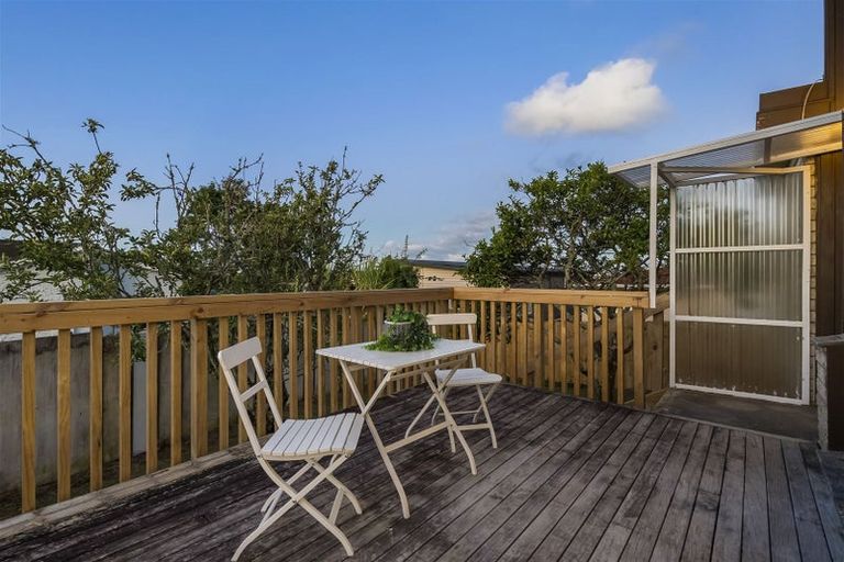 Photo of property in 2/307 Wairau Road, Totara Vale, Auckland, 0627