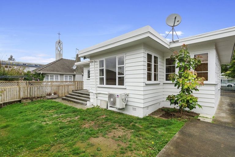 Photo of property in 4 Lyndhurst Road, Tawa, Wellington, 5028