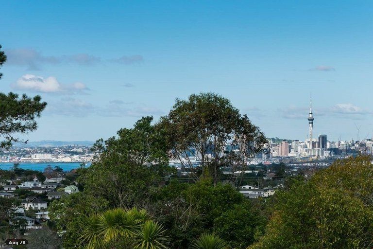 Photo of property in 8 Speedy Crescent, Hillcrest, Auckland, 0627
