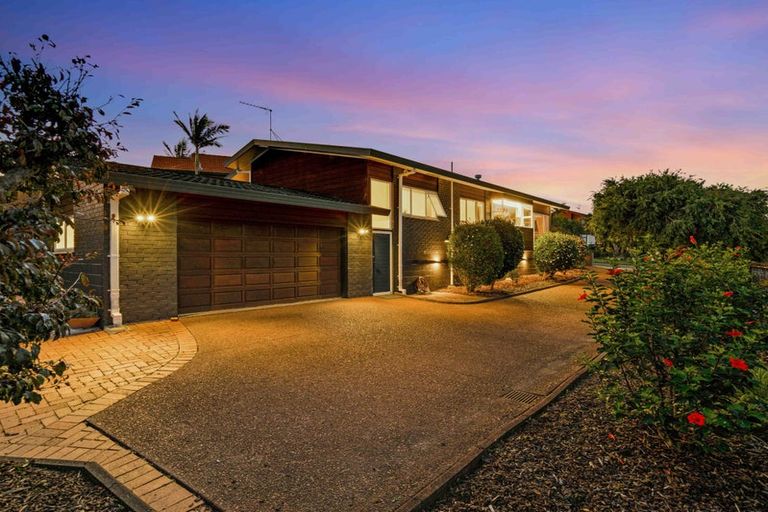 Photo of property in 19 Westpark Drive, West Harbour, Auckland, 0618