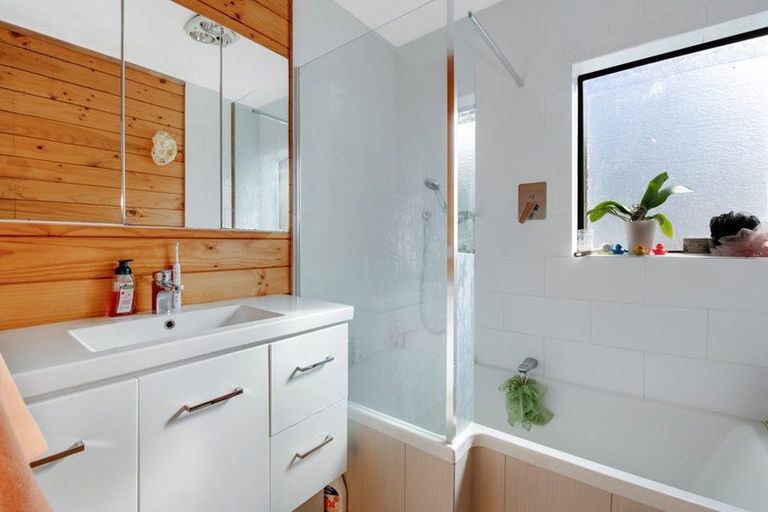 Photo of property in 12 Thalia Place, Totara Vale, Auckland, 0629