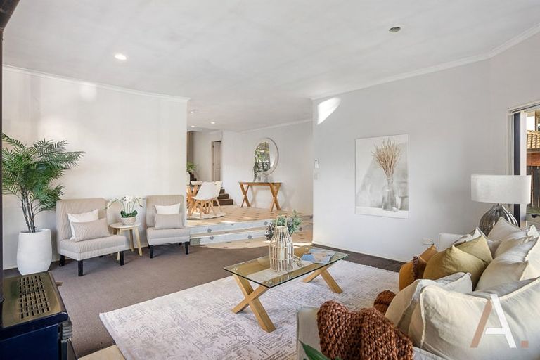 Photo of property in 17 De Havilland Drive, Goodwood Heights, Auckland, 2105