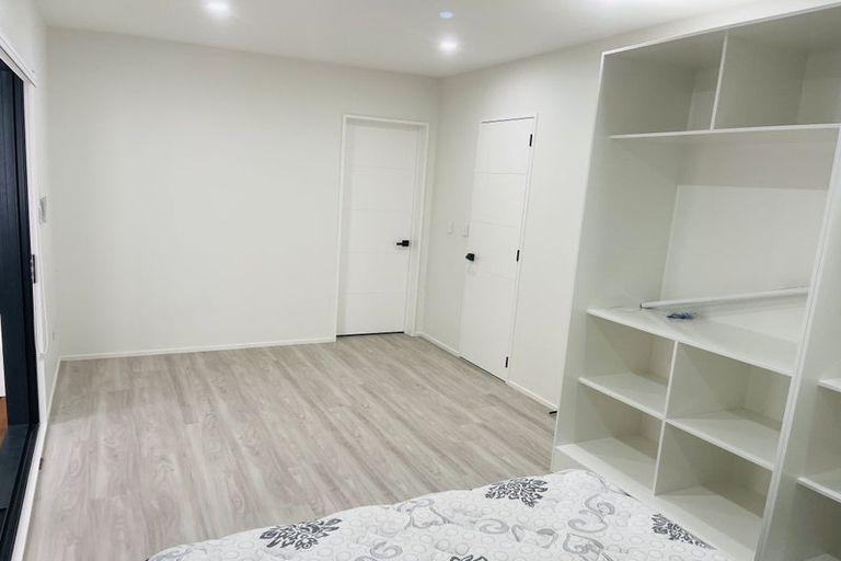 Photo of property in 7d Babich Road, Henderson Valley, Auckland, 0614