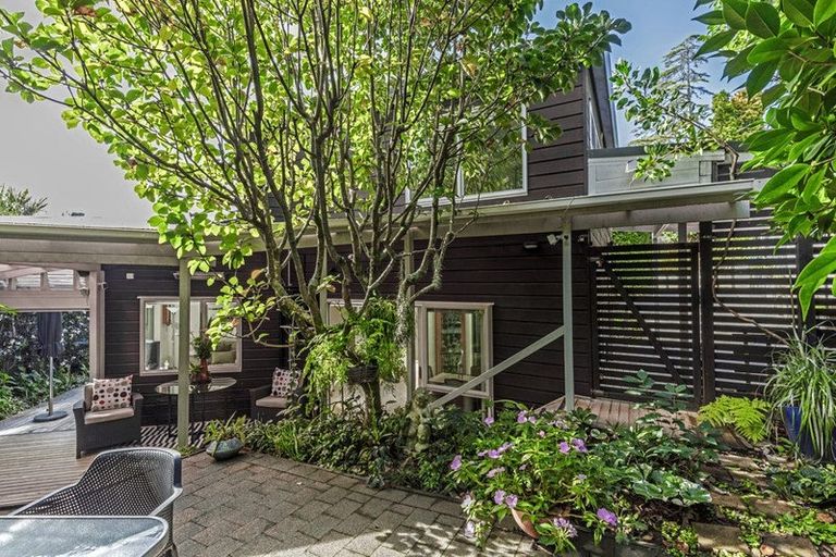 Photo of property in 2/12 Wanita Place, Totara Vale, Auckland, 0629