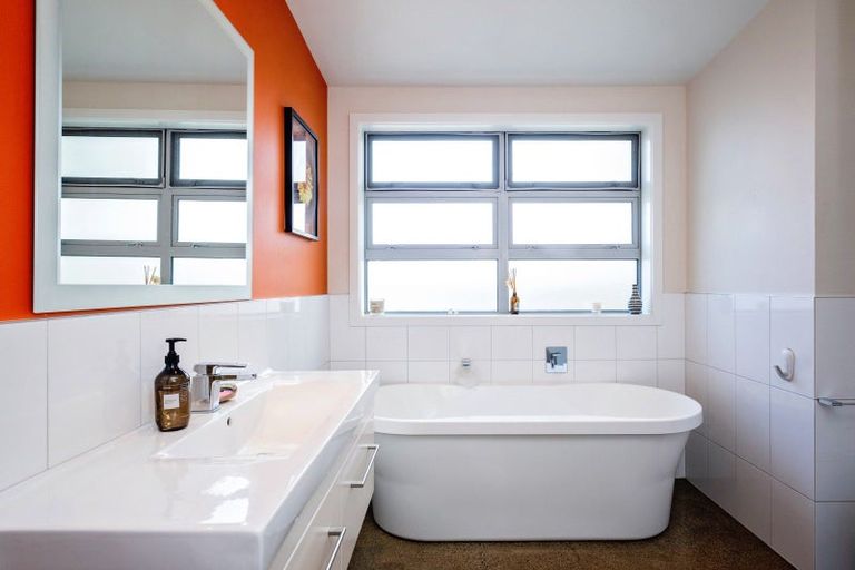 Photo of property in 42 Wellwood Terrace, Te Awanga, 4102