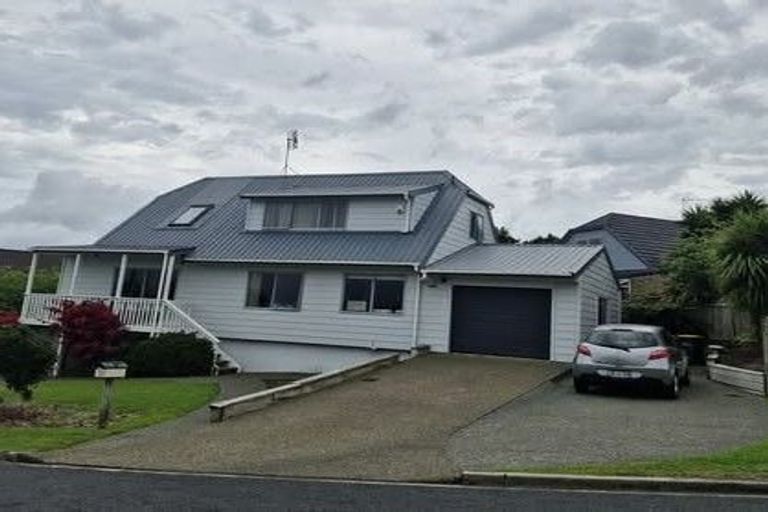 Photo of property in 2/12 Ballini Rise, West Harbour, Auckland, 0618