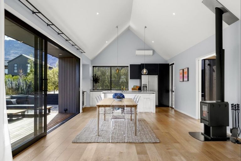 Photo of property in 32 Falconer Rise, Jacks Point, Queenstown, 9371