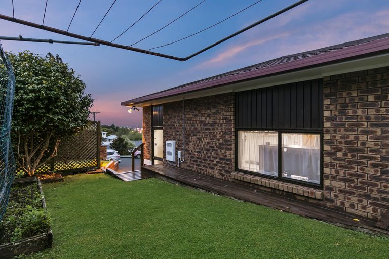 Photo of property in 1a Eastglen Road, Glen Eden, Auckland, 0602