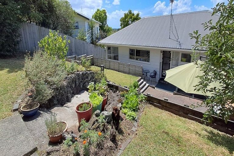 Photo of property in 15 Mile Place, Henderson, Auckland, 0612