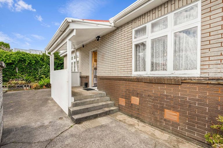 Photo of property in 115 Sunnyside Road, Sunnyvale, Auckland, 0612