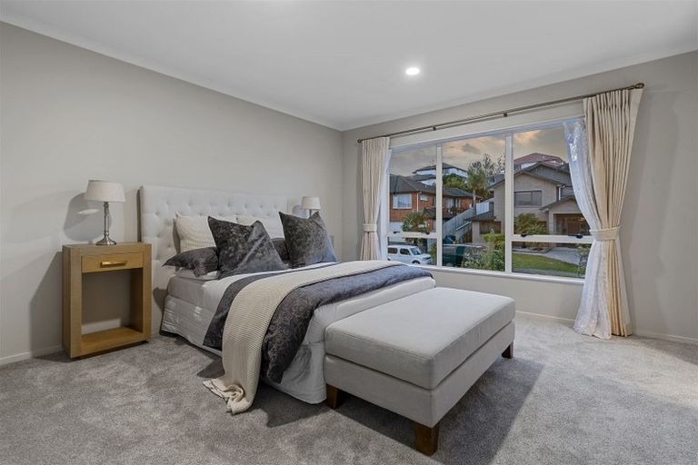 Photo of property in 12 Lakeridge Close, Northcross, Auckland, 0632