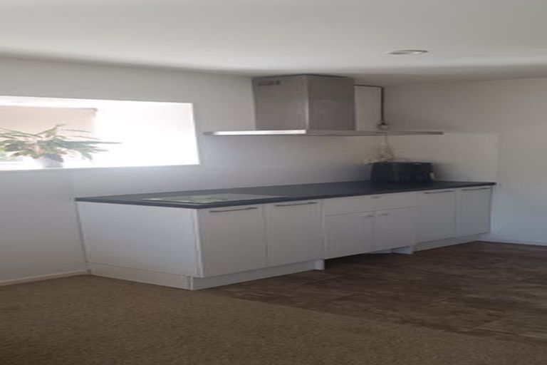 Photo of property in 28 Staincross Street, Green Bay, Auckland, 0604