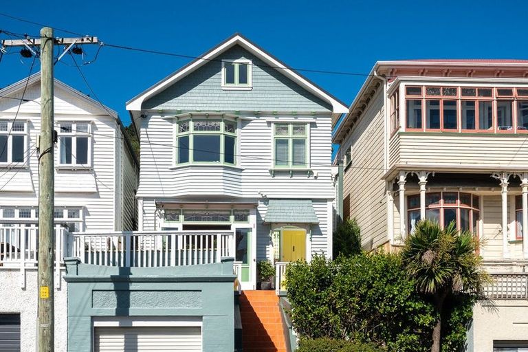 Photo of property in 16 Hawker Street, Mount Victoria, Wellington, 6011