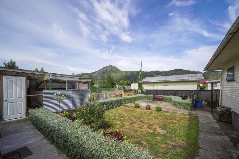 Photo of property in 22 Hampden Street, Murchison, 7007