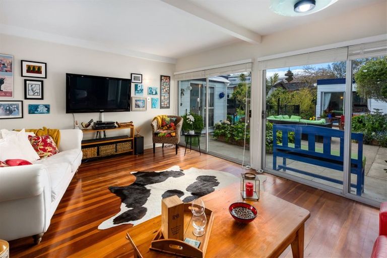 Photo of property in 19 Oak Avenue, Paremata, Porirua, 5024