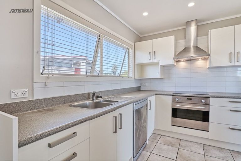 Photo of property in 46 Farquhar Road, Glendene, Auckland, 0602