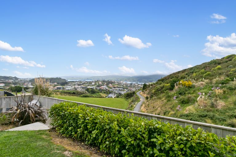 Photo of property in 15 Canary Way, Whitby, Porirua, 5024