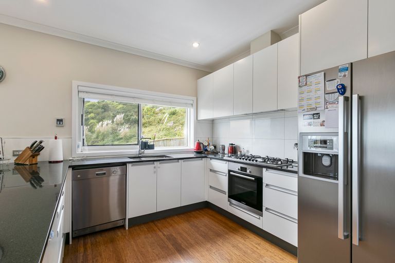 Photo of property in 15 Canary Way, Whitby, Porirua, 5024