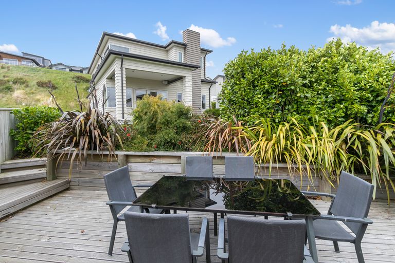 Photo of property in 15 Canary Way, Whitby, Porirua, 5024