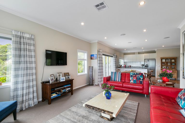 Photo of property in 15 Canary Way, Whitby, Porirua, 5024