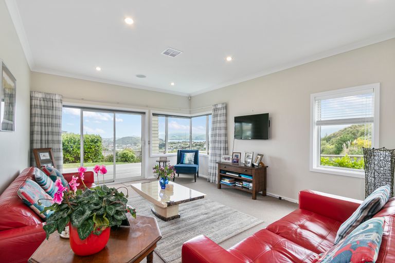 Photo of property in 15 Canary Way, Whitby, Porirua, 5024