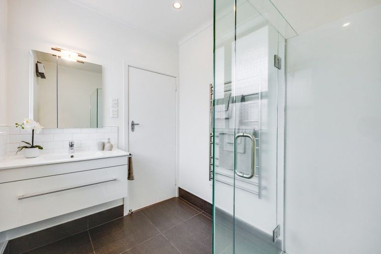 Photo of property in 65 Kiwi Esplanade, Mangere Bridge, Auckland, 2022