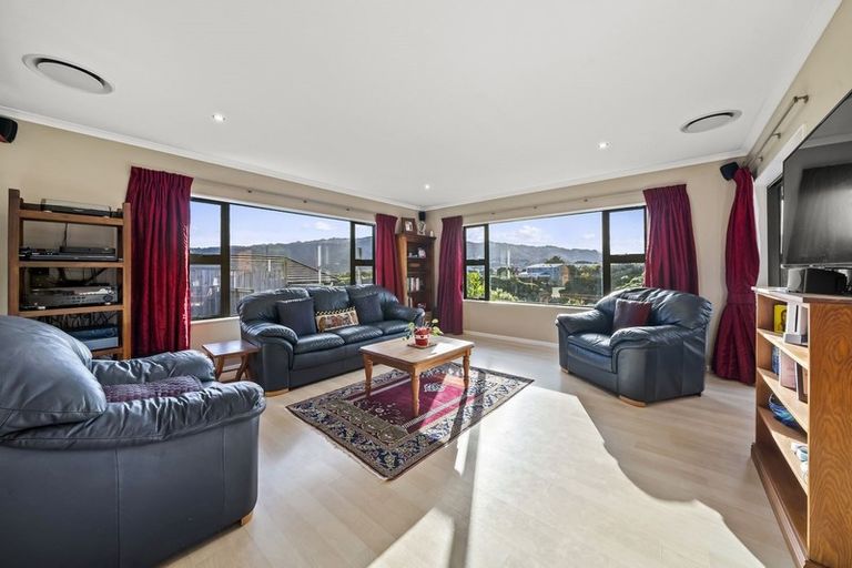 Photo of property in 10 Mervyn Kemp Drive, Tawa, Wellington, 5028