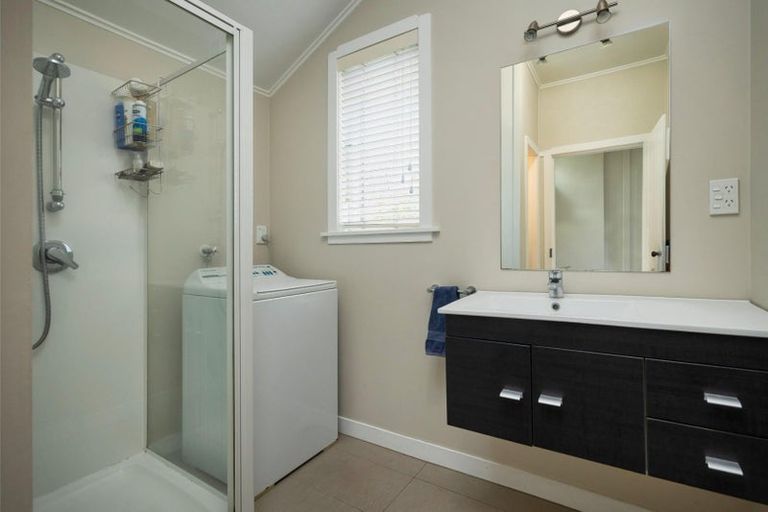 Photo of property in 24 Buscomb Avenue, Henderson, Auckland, 0610