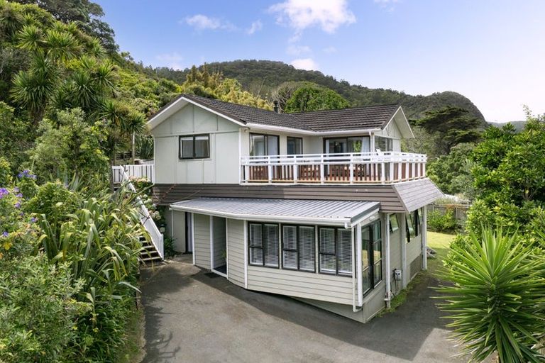 Photo of property in 24 Seaview Road, Piha, New Lynn, 0772