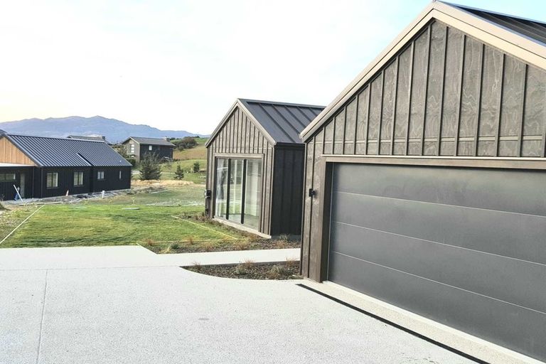 Photo of property in 16 Kinross Lane, Jacks Point, Queenstown, 9371