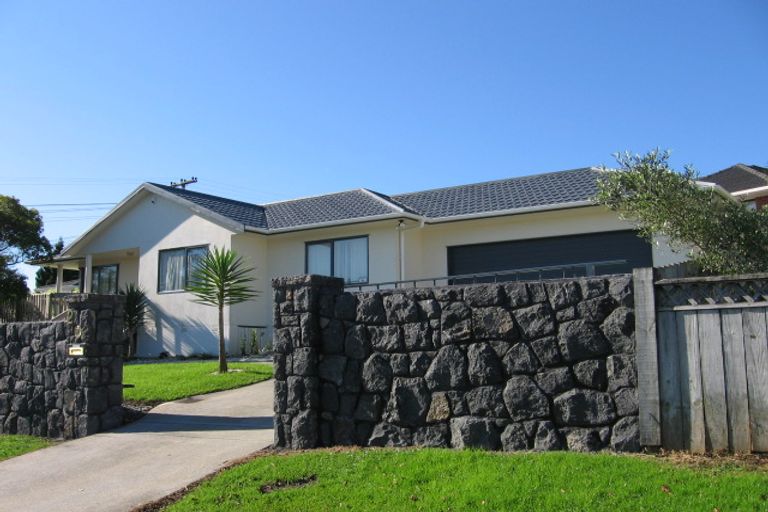 Photo of property in 2 Castaing Crescent, Te Atatu South, Auckland, 0610