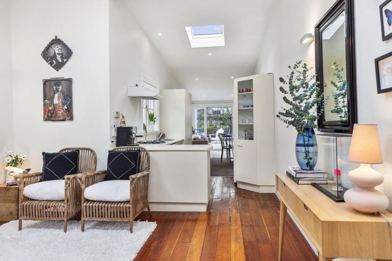 Photo of property in 130 Elizabeth Street, Mount Victoria, Wellington, 6011