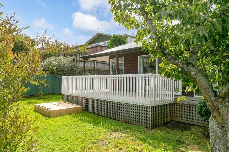 Photo of property in 21 Mexted Terrace, Tawa, Wellington, 5028