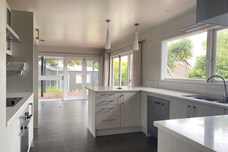 Photo of property in 17 Glenmore Road, Sunnyhills, Auckland, 2010