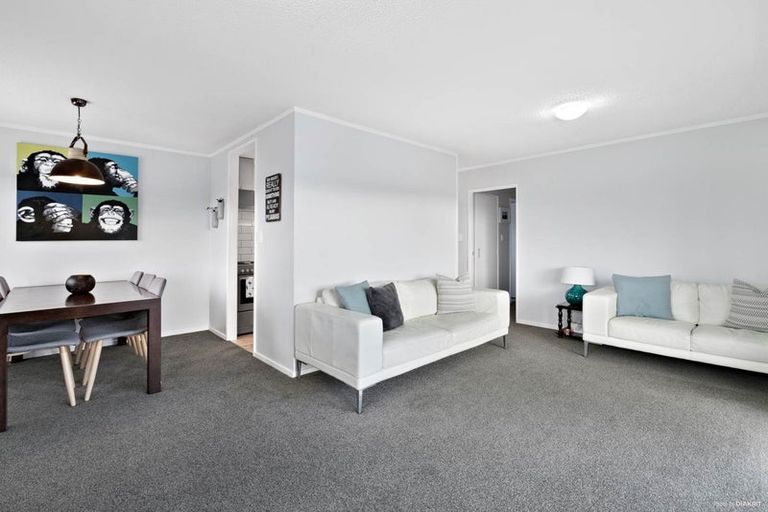 Photo of property in 15a Ngahere Views, Orewa, 0931